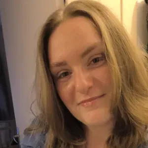 Jeune femme/mère de famille qui entretien son foyer 