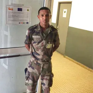 Jeune homme indépendant et responsable