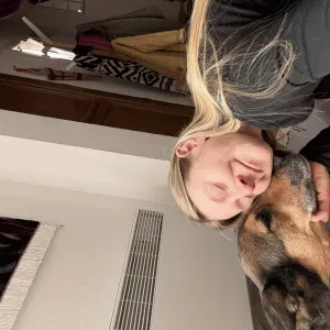 Des câlins, des balades dans Paris et un chien heureux !