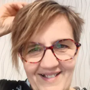 Femme de ménage actif et sérieuse 