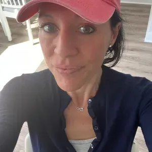 Addetta alle pulizie con grande attenzione per i dettagli 