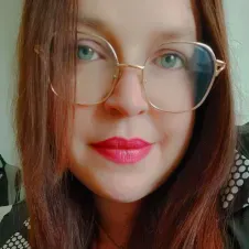 À l'écoute, douce et aimant les activités manuelles 