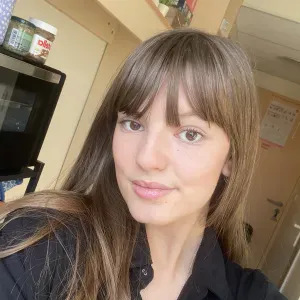 Enseignante étudiante pour aide aux devoirs