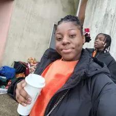 Baby - sistter qui apporte du sourire et de la joie