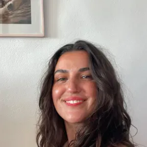 Live In Nanny/ Au pair looking for a family to help. 