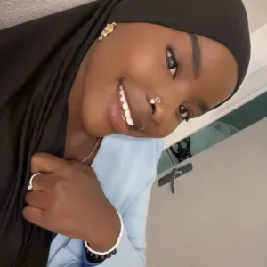 Baby- sittter disponible les week-ends /vacance scolaires 