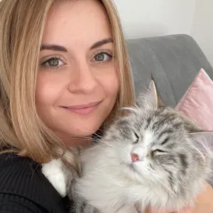 Cat Mom of Three & Caring Cat Sitter