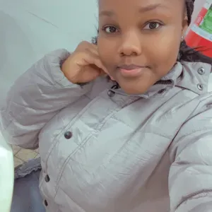 Aide à domicile pour garder les aînés faire le nettoyage 