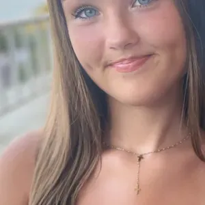 Baby-sitter  disponible le week-end , vendredi , soirée 