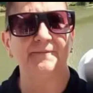 Babysitter sorridente e premurosa 