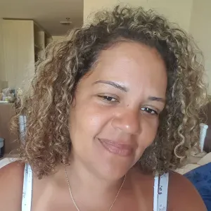 Empregada doméstica em limpeza 