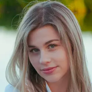 Liebevolle Kinderbetreuerin und Haushaltshilfe