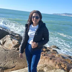 Cuidadora dedicada ao serviço e determinada 