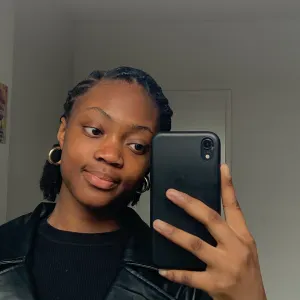 Étudiante et baby-sitter lorsque l'occasion se présente !