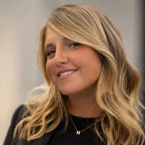 Confiez vos trésors à Charlotte: Une Baby-sitter Dévouée!
