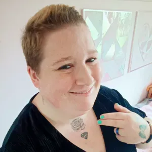 Aide compagnie et écoute avec le sourire 