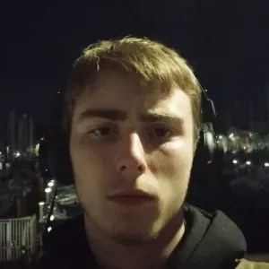 Homme de menage autour de Dieue