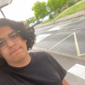 baby-sitter fun et créatif de sourire