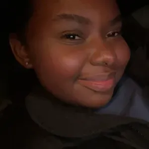 Assmina, 18 ans – Disponible week-end / ménage