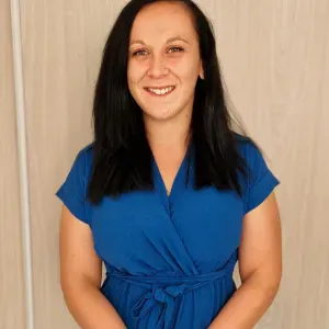 Femme souriante qui cherche service ménage à Toulouse 