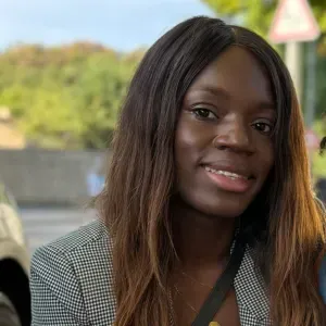 Je cherche babysitting garde d'enfants.