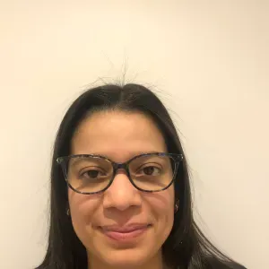 Empleada de limpieza en hogar minusiosa y detallista