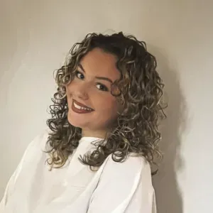 femme de ménage heureuse de vous aider