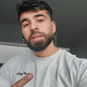 معلم لغة عربية حاصل على شهادة البكالوريوس