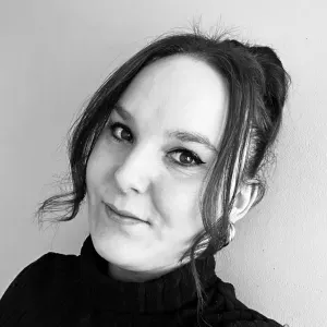 Auxiliaire de vie faisant du ménage 