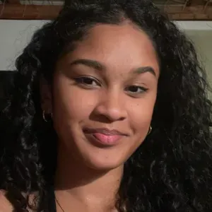 Baby-sitter aimant les enfants à Guyancourt 