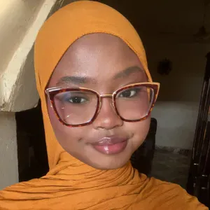 Jeune femme avec un faible pour les bêtes a poils,(91300)