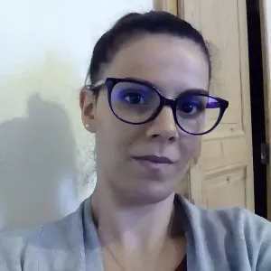 La fée du logis souriante et dynamique