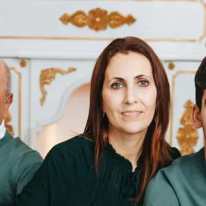 trabalhei numa escola.tenho dois filhos, vivo em Faro 