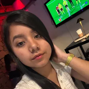 Canguro joven y activa para juegos creativos y apoyo escolar