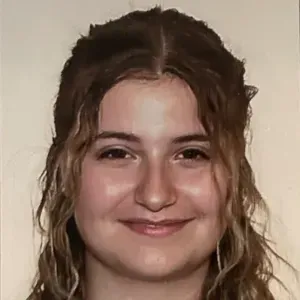 Jeune baby-sitter qui est passionné