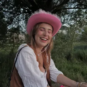 jeune fille dynamique disponible pour s'occuper de vos anima