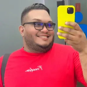 Empleado de limpieza con gran atención al detalle 