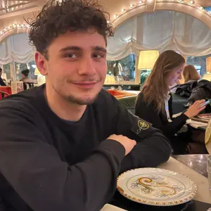 Baby-sitter dynamique et responsable pour vos enfants