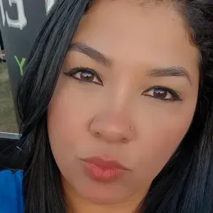 Empleada de limpieza con gran atención al detalle