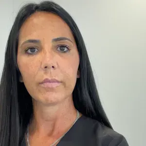 Procura-se empregada doméstica, com viatura própria.
