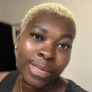 Femme menage à la ville dieu du temple