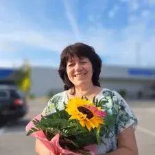 Empregada de limpeza muito cuidadosa