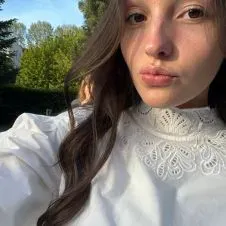 Baby-sitter sérieuse et enthousiaste 