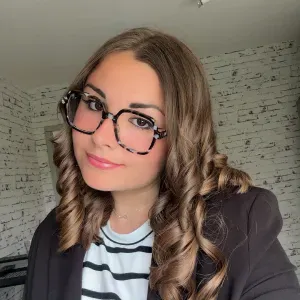 Étudiante proposant d'accompagner vos enfants 