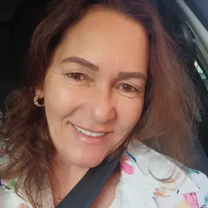 Procurando emprego como cuidadora e arrumar casa