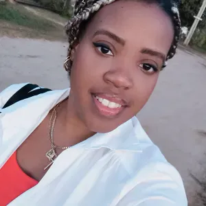 empleada de limpieza con gran atencion al detalle 