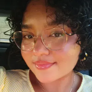 Babysitter, dinâmica, responsável, sempre disponível. 