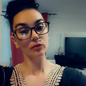 Femme de ménage très sérieuse souriante 