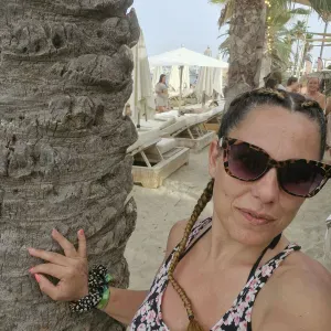 Addetta a stirare e a  pulire gli ambienti interni .