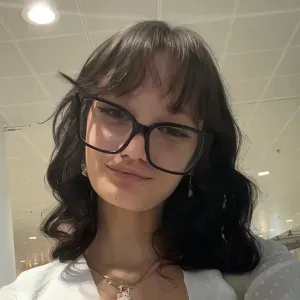 Baby-sitter à votre domicile disponible